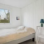 Feriehus Bright With Sunny Terrace