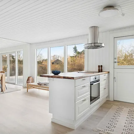 Vakantiehuis Bright With Sunny Terrace Bøtø By