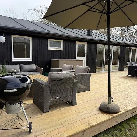 Lyst Med Solrig Terrasse Og Bålsted