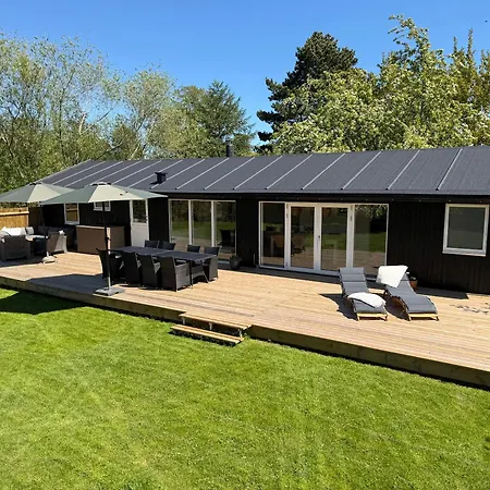 Lyst Med Solrig Terrasse Og Bålsted Feriehus