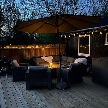 Lyst Med Solrig Terrasse Og Bålsted *