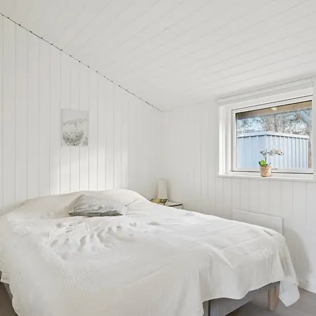 Lyst Med Solrig Terrasse Og Bålsted Feriehus