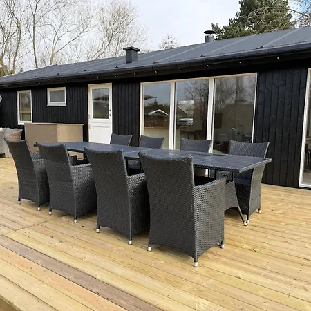 Lyst Med Solrig Terrasse Og Bålsted Bøtø By